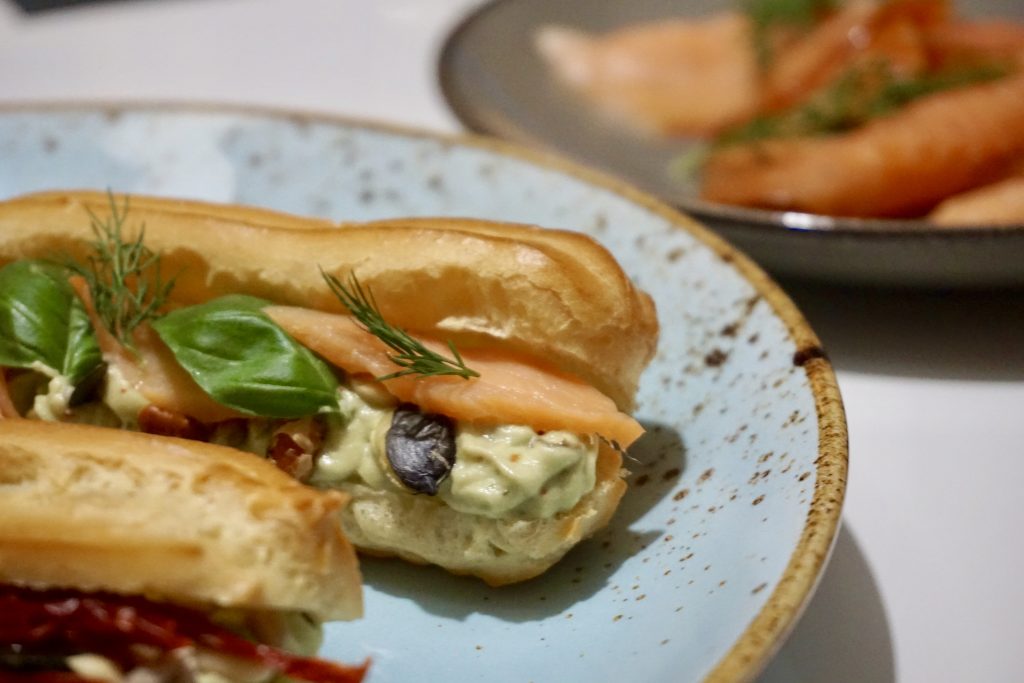 Eclairs mit Avocadocreme, Lachs und Dill