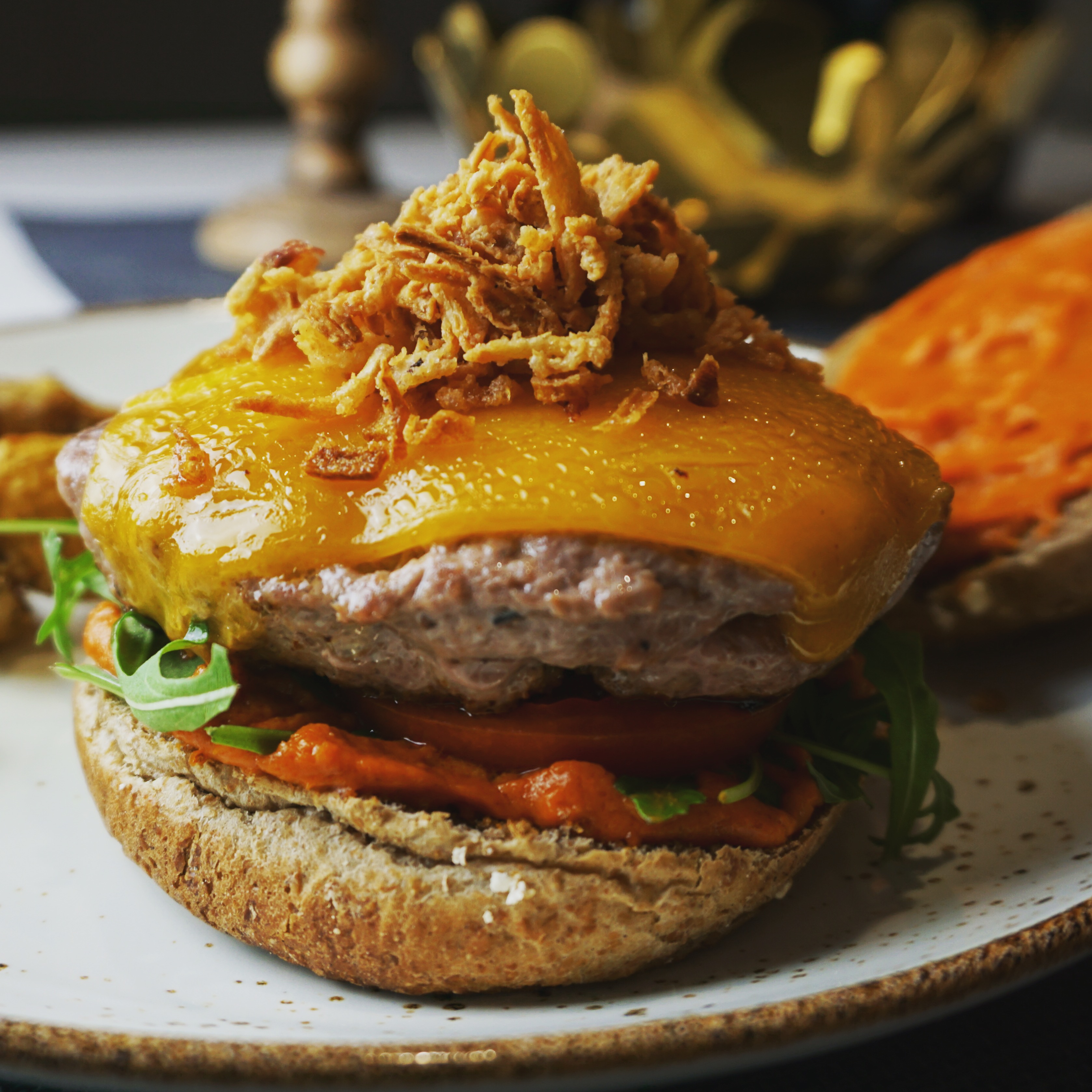 Burger mit Erdnuss-Soße
