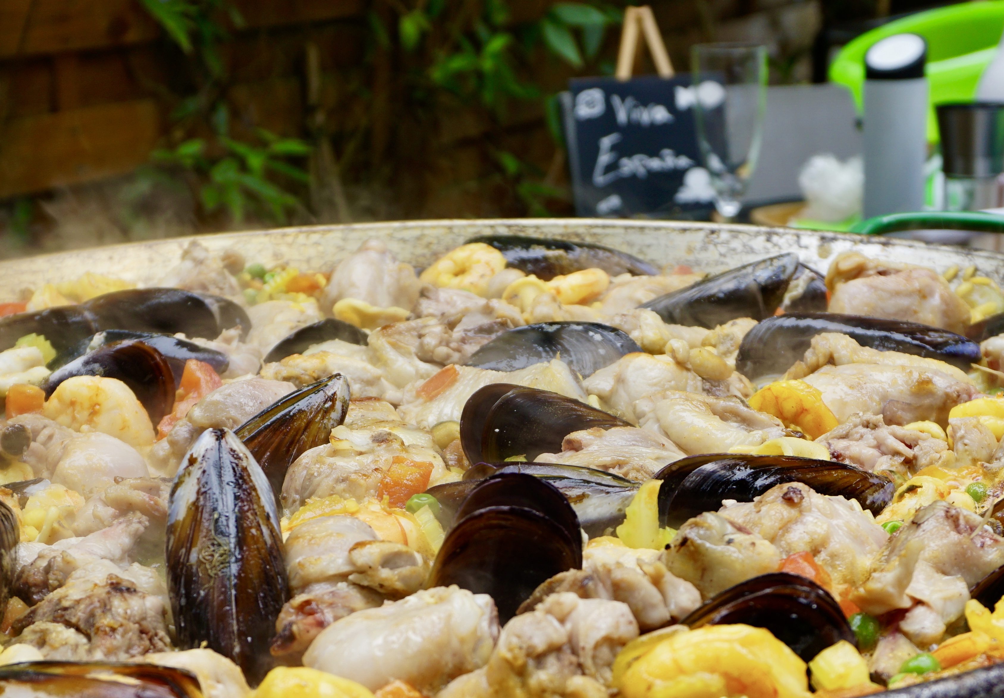 Klassische Paella mit Garnelenfond