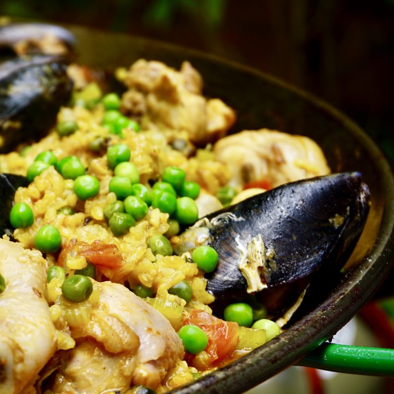 Klassische Paella mit Garnelenfond