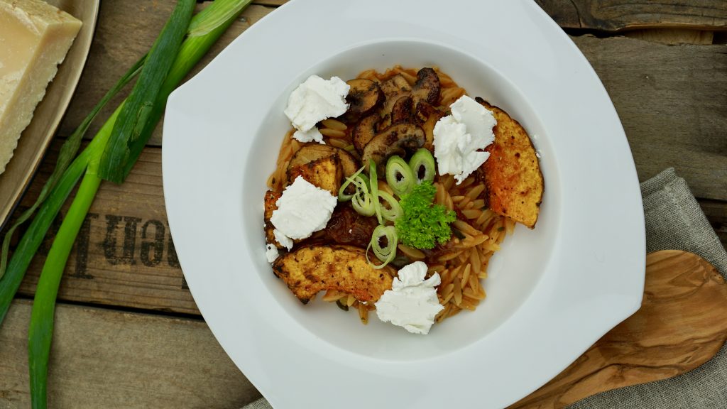 Risoni mit gebackenem Kürbis und Pilzen