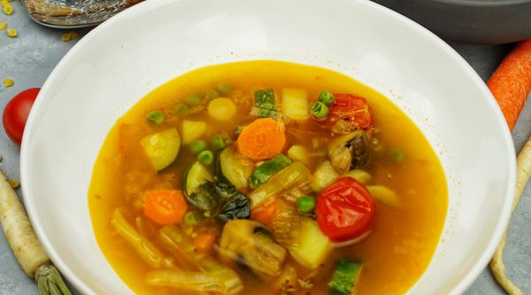 Gemüsesuppe mit Pesto und Parmesan