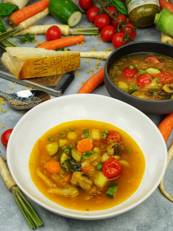 Gemüsesuppe mit Pesto und Parmesan